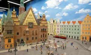 Miniaturowy Rynek we Wrocławiu z kolorowymi kamieniczkami i tramwajem. Idealne wrocławskie atrakcje na weekend, które zachwycą każdego!