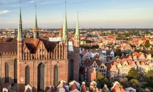 Widok na Bazylikę Mariacką i urokliwe kamienice w Gdańsku Stare Miasto.
