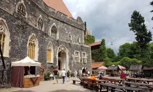 Kamienny zamek Grodziec z gotyckimi oknami, dziedziniec z kramami i ławkami. Wiele pozytywnych opinii o zamku Grodziec.