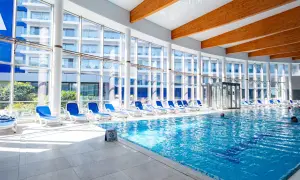 Szukasz tanich hoteli z basenem nad morzem? Ten obiekt oferuje relaks w przestronnym basenie z widokiem na nowoczesną architekturę.