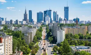 Widok na warszawską panoramę z Pałacem Kultury i Nauki. Idealne miejsce na city break z Warszawy, pełne zieleni i nowoczesnej architektury.