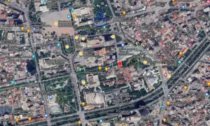 Centrum Tirany, z widocznymi **albania lotniska** w oddali. Plac Skanderbega, parki i budynki miejskie.