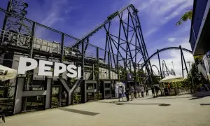 Rollercoaster w Energylandii, widok na napis Pepsi. Wiele osób szuka energylandia opinie, by zaplanować wizytę.