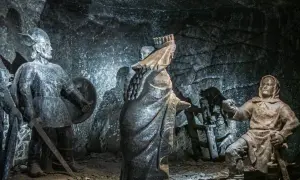Figury z soli w kopalni Wieliczka. Wojownik z tarczą i mieczem, królowa i górnik.