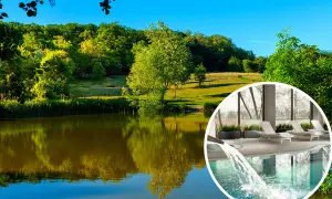 Relaks w hotelu z basenem Wielkopolska. Woda w basenie kaskadowo wpływa do turkusowego akwenu, otoczonego zielenią.