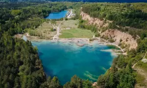 Turkusowe jeziora i skalne zbocza - odkryj jedne z najfajniejszych miejsc na Śląsku. Idealne na spacer i podziwianie natury.