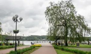 Spacer po deptaku w Mrągowie. Wierzba płacząca i latarnia przy ścieżce prowadzącej nad jezioro.