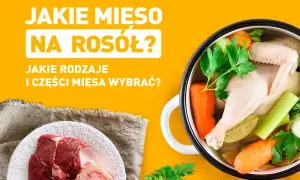 Garnek z gotującym się rosołem z kurczakiem i warzywami obok talerza z surowym mięsem wołowym i kośćmi.