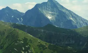 Majestatyczny szczyt w Tatrach Wysokich, 2494 m, góruje nad zielonymi zboczami.