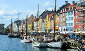 Kolorowe kamienice i żaglowce w malowniczym porcie Nyhavn w Kopenhadze.