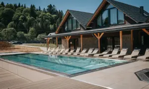 Nowoczesny bieszczady hotel z basenem i leżakami, otoczony zielonymi lasami. Idealne miejsce na relaks.