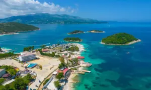 Rajska plaża z wysepkami, idealne miejsce na albania wakacje. Turkusowa woda, zielone wzgórza i słońce.