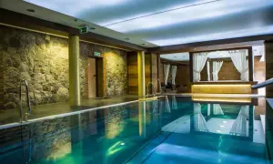 Basen w hotelu spa na Kaszubach. Kamienne ściany i turkusowa woda tworzą relaksującą atmosferę.