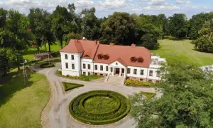 Piękny dwór stary Chotów otoczony zielenią, z zadbanym ogrodem i krętą ścieżką.