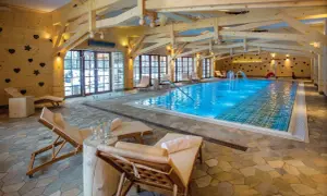 Relaks w basenie z wodnymi atrakcjami. Idealne miejsce na wypoczynek w polskich hotelach spa.