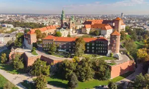 Wawel w jesiennej odsłonie, z widokiem na miasto. Piękny zamek i jego okolice Krakowa zachwycają o każdej porze roku.