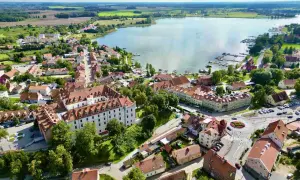 Malownicze Mazury z dziećmi: zamek, jezioro z łódkami i urokliwe miasteczko. Idealne miejsce na rodzinne wakacje.