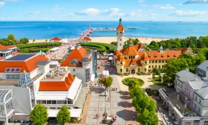Piękne miasta nad morzem, z plażą, molo i urokliwą architekturą.