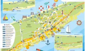 Mapa Krynicy Morskiej z zaznaczonymi atrakcjami dla dzieci: plac zabaw, park rozrywki, plaża strzeżona, ścieżki rowerowe.