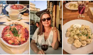 Uśmiechnięta kobieta z kieliszkiem wina, obok dania: pierogi, zapiekanka i napój. Pyszne jedzenie Warszawa!