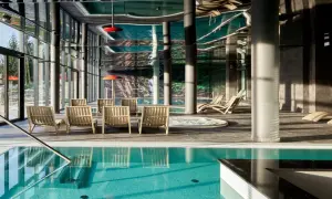 Relaks w basenie i jacuzzi. Idealne szklarska poręba noclegi z basenem dla Twojego wypoczynku.