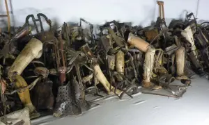 Zbiór protez i kul, świadectwo ludzkiego cierpienia. Auschwitz-Birkenau cennik ludzkiego życia.
