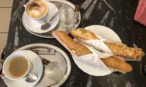 Dwa kawy i trzy kanapki na talerzu. Idealne miejsce, gdzie zjesc w Wiedniu tanio i smacznie.