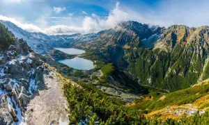 Idealne miejsce, gdzie w góry na weekend: skaliste zbocza, dwa turkusowe jeziora i szczyty Tatr otulone chmurami.