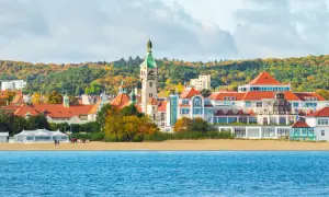 Sopot co warto zobaczyć: malowniczy widok na plażę, morze i zabytkowe budynki z charakterystyczną wieżą.