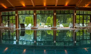 Relaks w hotelu spa lubelskie. Basen z leżakami i widokiem na ogród.