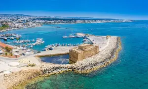 Zamek w Pafos nad turkusowym morzem, pełnym łodzi. Wybór między Pafos a Larnaką? To miejsce jest piękne!