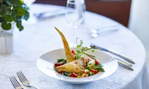 Eleganckie danie na talerzu, idealne na romantyczną kolację. Szukasz miejsca, gdzie zjeść w Świnoujściu? To może być strzał w dziesiątkę!