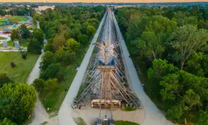 Drewniana tężnia w Ciechocinku, park z atrakcjami i ścieżki spacerowe. Idealne ciechocinek atrakcje na weekend.