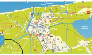 Łeba plan miasta z atrakcjami: plaże, port, jezioro Sarbsko, kanał Chełst, Słowiński Park Narodowy, ruchome wydmy.