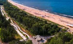 Piękna plaża i promenada nad morzem. Zastanawiasz się, do jakich miast nad morzem można dojechać pociągiem?