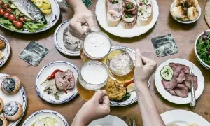 Uczta w stylu kuchnia czeska: ryba, kiełbasa, sery, piwo i przekąski.