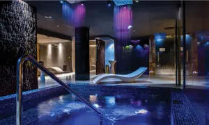 Relaks w hotelu spa z basenem i kolorowymi prysznicami. Idealne miejsce na udany wypoczynek nad morzem.