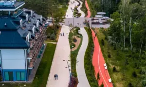 Nowoczesna promenada w Świnoujściu oferuje liczne atrakcje: ścieżki spacerowe, rowerowe i biegowe, a także malownicze widoki na otaczającą zieleń i nowoczesną architekturę.