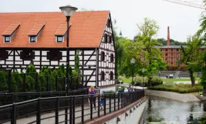 Spacer po Wyspie Młyńskiej w Bydgoszczy, gdzie tradycyjna architektura przeplata się z nowoczesnością, tworząc nietypowe atrakcje Bydgoszcz.