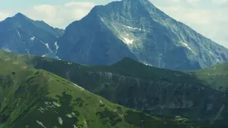 Majestatyczny szczyt w Tatrach Wysokich, 2494 m, góruje nad zielonymi zboczami.