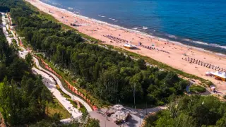 Piękna plaża i promenada nad morzem. Zastanawiasz się, do jakich miast nad morzem można dojechać pociągiem?