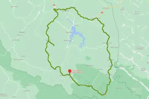 Mapa z zaznaczoną trasą Wielka Pętla Bieszczadzka, prowadzącą przez malownicze tereny górskie i wzdłuż Jeziora Solińskiego.
