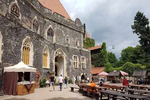 Kamienny zamek Grodziec z gotyckimi oknami, dziedziniec z kramami i ławkami. Wiele pozytywnych opinii o zamku Grodziec.