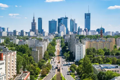 Widok na warszawską panoramę z Pałacem Kultury i Nauki. Idealne miejsce na city break z Warszawy, pełne zieleni i nowoczesnej architektury.