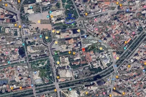 Centrum Tirany, z widocznymi **albania lotniska** w oddali. Plac Skanderbega, parki i budynki miejskie.