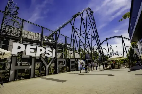 Rollercoaster w Energylandii, widok na napis Pepsi. Wiele osób szuka energylandia opinie, by zaplanować wizytę.