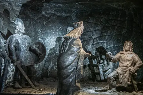 Figury z soli w kopalni Wieliczka. Wojownik z tarczą i mieczem, królowa i górnik.