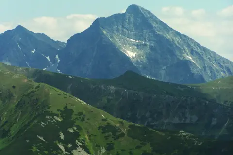 Majestatyczny szczyt w Tatrach Wysokich, 2494 m, góruje nad zielonymi zboczami.