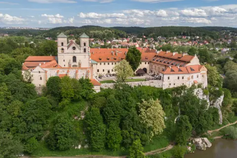 Opactwo Benedyktynów w Tyńcu, jeden z najpiękniejszych zabytków Małopolski, góruje nad Wisłą.