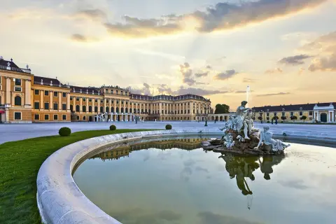 Pałac Schönbrunn z fontanną i rzeźbami. Bilety do tego miejsca warto kupić online.